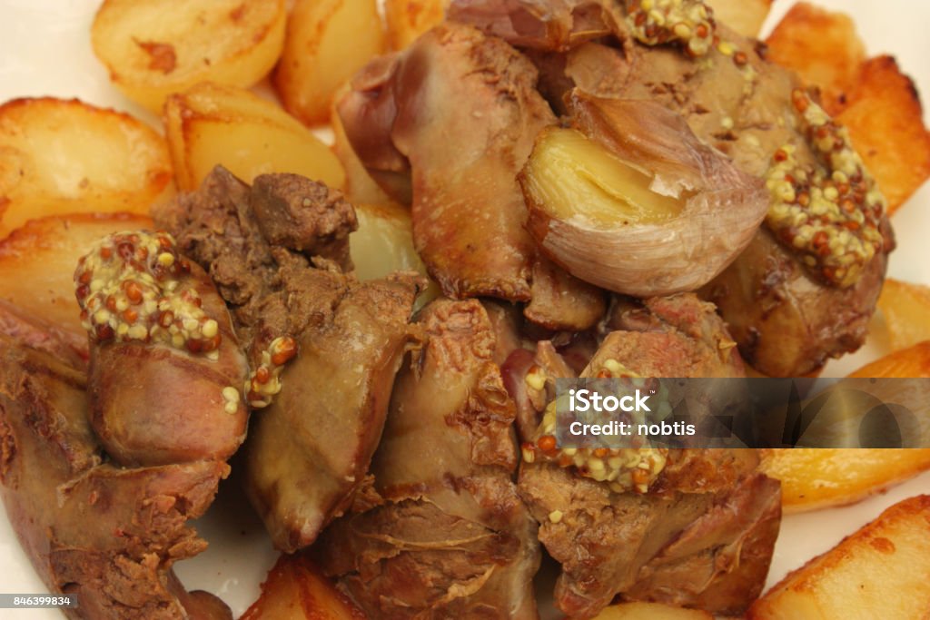 Foto de Fígado Frito Frango Batata Dourar Com Alho e mais fotos de stock de  Almoço - Almoço, Assado, Batata Assada - Batatas Prontas - iStock