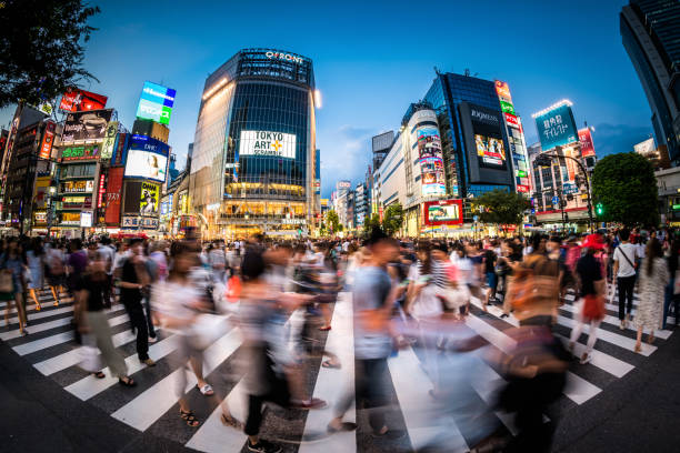 fisheye ansicht der shibuya-kreuzung in der abenddämmerung - crosswalk crowd activity long exposure stock-fotos und bilder