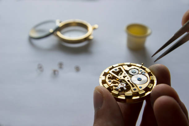 proceso de reparación de relojes mecánicos - watchmaking fotografías e imágenes de stock