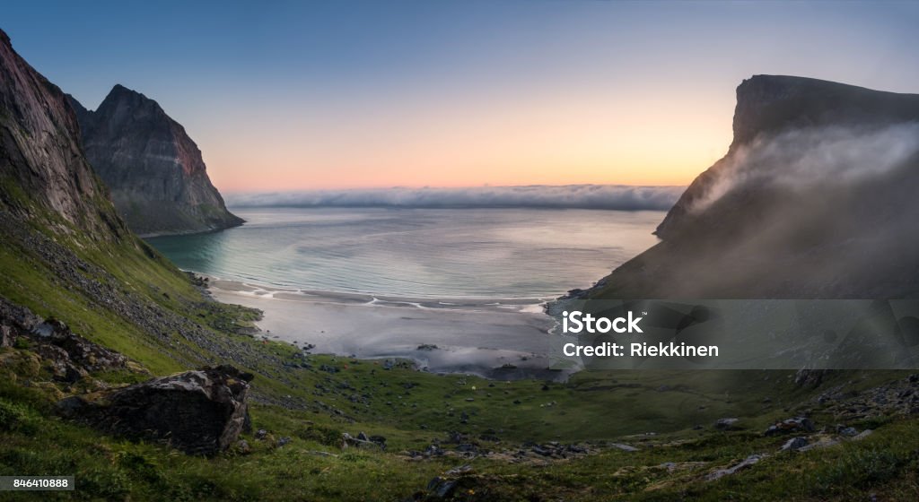 Vista panorâmica da praia de Kvalvika, Lofoten, Noruega em noite de verão - Foto de stock de Areia royalty-free