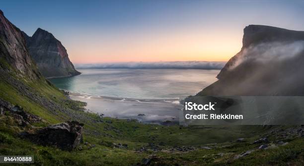 Foto de Vista Panorâmica Da Praia De Kvalvika Lofoten Noruega Em Noite De Verão e mais fotos de stock de Areia