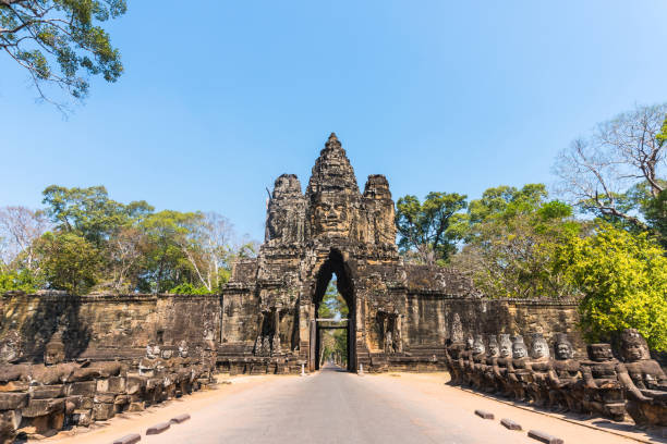 angkor thom gate in siem reap cambodia - wat angkor thom imagens e fotografias de stock