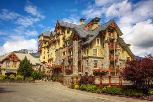pan pacific hotel in whistler village, canada - pan pacific hotel imagens e fotografias de stock