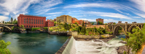 edificio de washington la energía del agua y el puente de la calle de monroe a lo largo del río de spokane - spokane fotografías e imágenes de stock