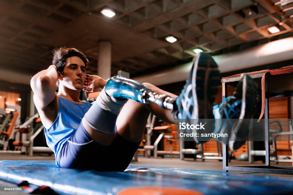 Con discapacidad a joven entrenando en el gimnasio - Foto de stock de Ejercicio físico libre de derechos