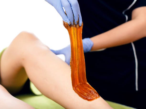 wax treatment - beautician beauty treatment smooth human leg imagens e fotografias de stock