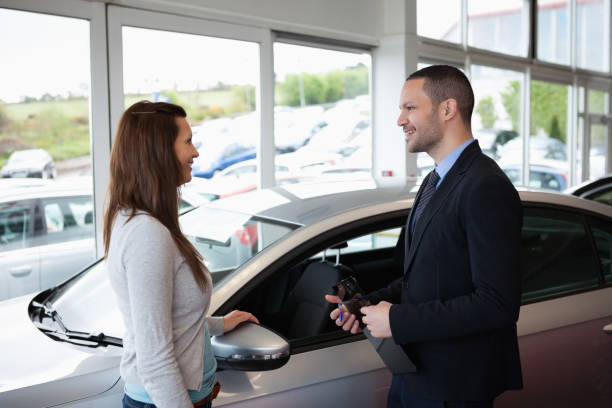 istock Dealer speaking to a client 846440178