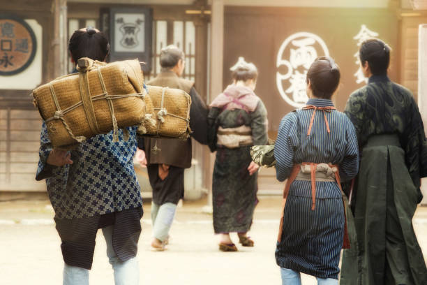 vue arrière du petit groupe d’acteurs japonais reproduisant la scène de village période edo - edo period photos et images de collection