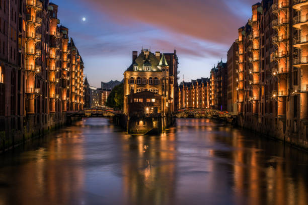 colorido atardecer sobre hamburgo - hamburg germany elbe river illuminated freight transportation fotografías e imágenes de stock