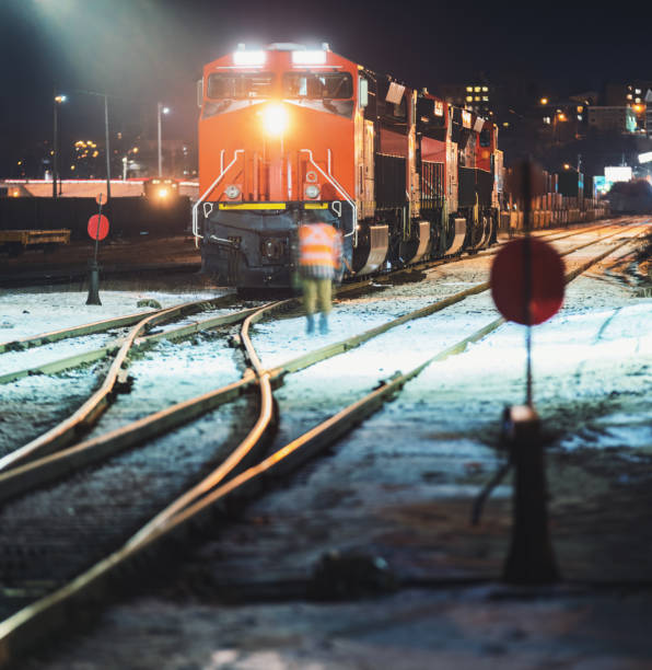 silniki wysokoprężne - locomotive train night vertical zdjęcia i obrazy z banku zdjęć