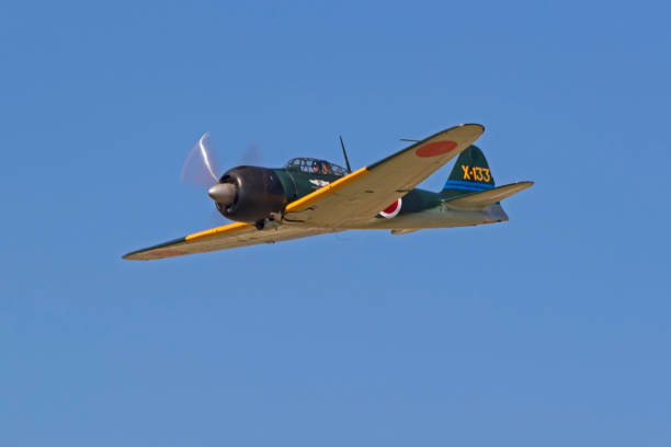 flugzeug mitsubishi zero wwii kämpfer fliegen auf der airshow - axis powers stock-fotos und bilder