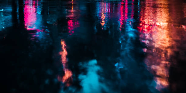 nyc streets after rain with reflections on wet asphalt - neon light fotos imagens e fotografias de stock