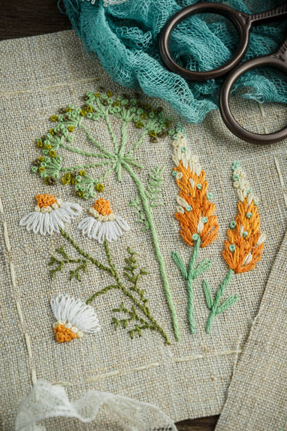 accessori da cucito su sfondo legno - needlecraft product embroidery cross stitch flower foto e immagini stock