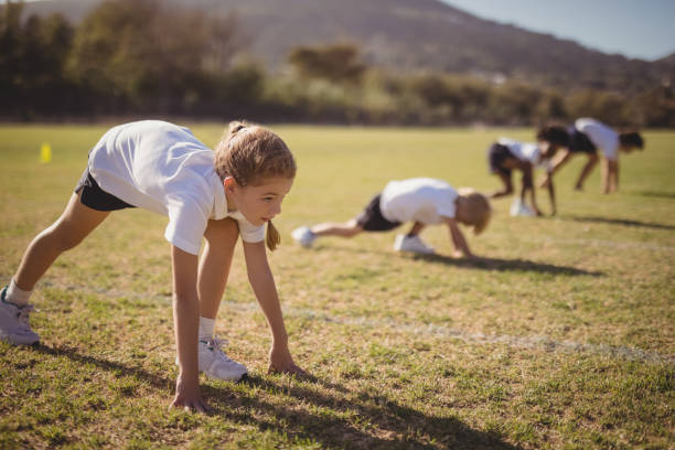 istock Schoolgirls in ready position during competition 846535124