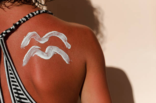 olas en la piel femenina - cama solar fotografías e imágenes de stock