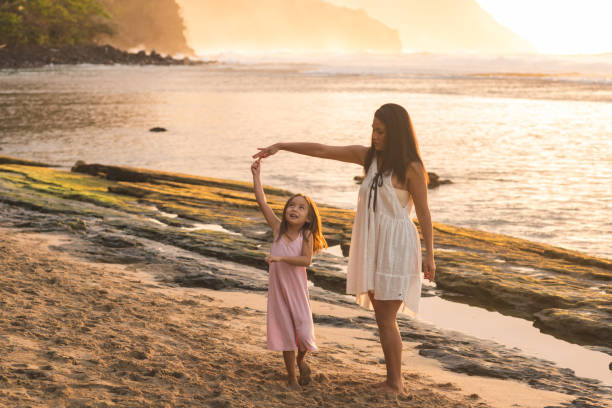 hawaje rodzinne wakacje na plaży - hawajczyk ethnicity zdjęcia i obrazy z banku zdjęć