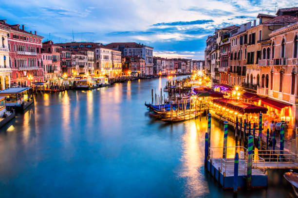 awessome candid fotos venecia venezia venecia azul hora noche ponte di rialto ver nubes - venice italy rialto bridge italy gondola fotografías e imágenes de stock