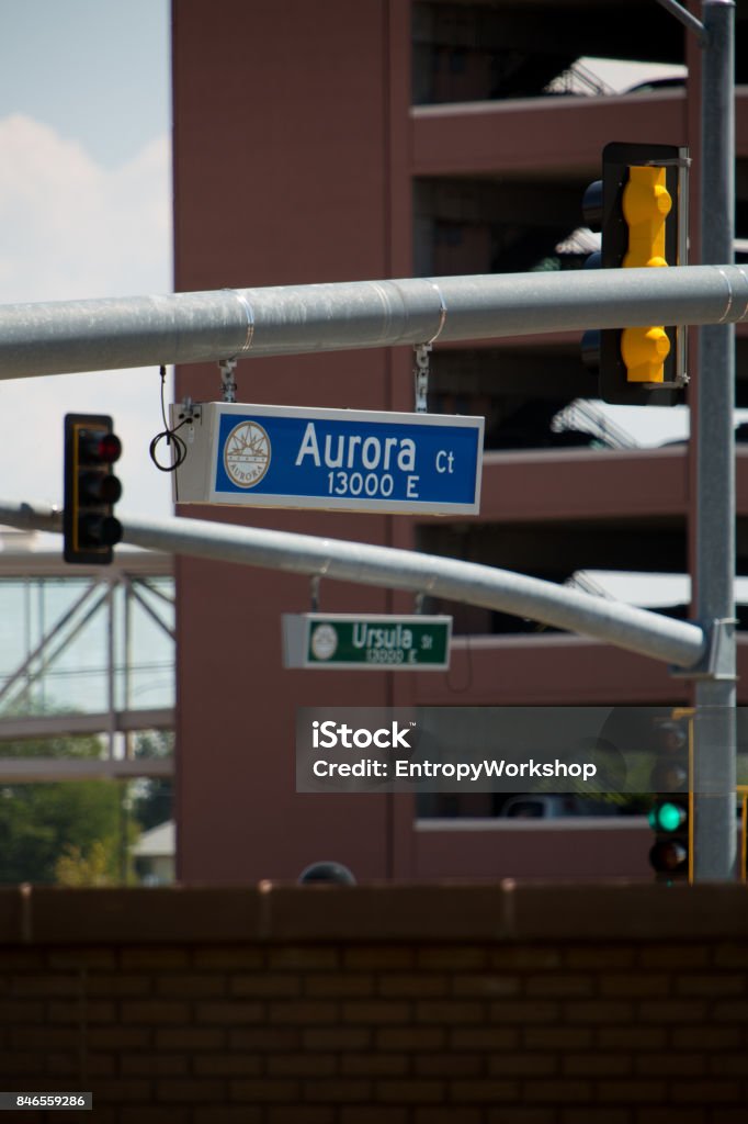 停車場和街道標誌垂直 - 免版稅歐羅拉 - 科羅拉多州圖庫照片