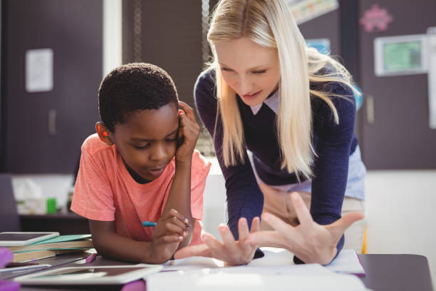 nauczyciel pomaga uczennicy z jej pracy domowej w klasie - mathematics elementary student child student zdjęcia i obrazy z banku zdjęć