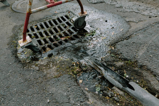 istock Drain the water into the sewer 846572772