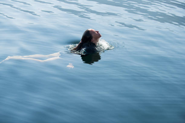 istock Beautiful woman waterskiing 846573948