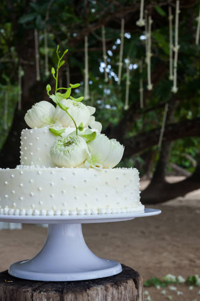 istock Wedding Cake with Flowers on Top 846609124