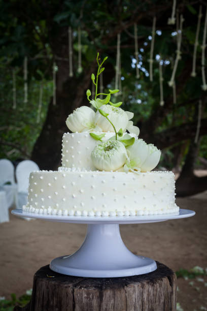 istock Wedding Cake with Flowers on Top 846609774
