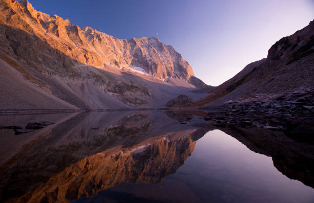 資本金ピーク日没スノボー全体 - extreme terrain eroded snow landscape ストックフォトと画像