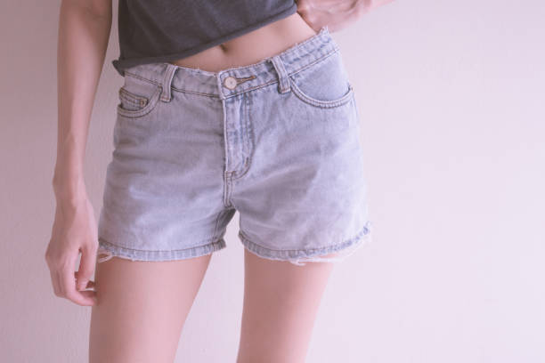 foto di ragazza con pantaloncini jean blu. - denim shorts foto e immagini stock