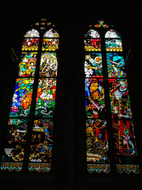 vitraux réalisés par le peintre polonais, jozef mehoffer, entre 1896 et 1936, se trouve dans la cathédrale de st. nicolas, fribourg, suisse - fribourg canton cathedral swiss culture st nicholas photos et images de collection