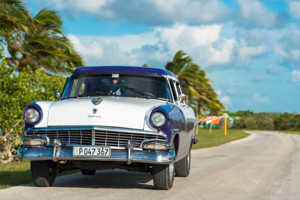 hdr - américain bleu blanc ford fairlane vintage voiture garée près de la plage dans une banlieue de la havane cuba - serie cuba reportage - cuba car chevrolet havana photos et images de collection