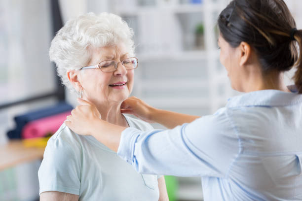 kręgarz pracuje na szyi starszej kobiety - arthritis senior adult rheumatoid arthritis sadness zdjęcia i obrazy z banku zdjęć