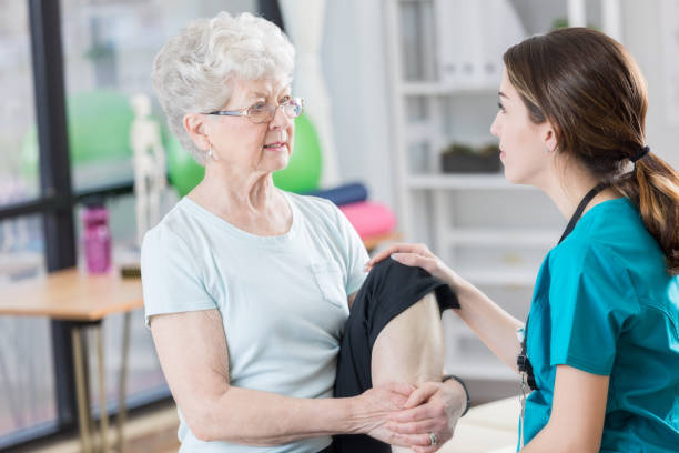 istock Senior woman bends knee during physical therapy session 846633204