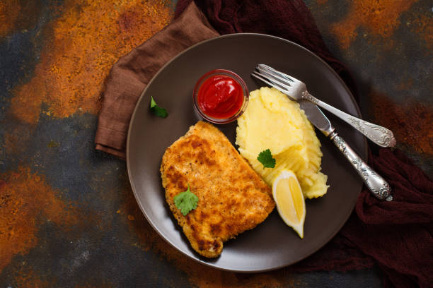 cotoletta di tacchino con purè di patate - viennese schnitzel foto e immagini stock