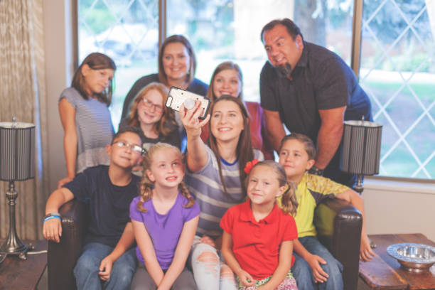 селфи смартфон фото камеры - adoption early teens teenager family стоковые фото и изображения