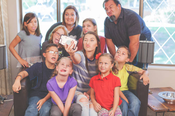 photos de la caméra téléphone intelligent selfie - adoption early teens teenager family photos et images de collection