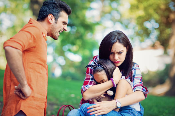 marido está discutindo com a mulher na frente da sua filha - wife mother offspring daughter - fotografias e filmes do acervo