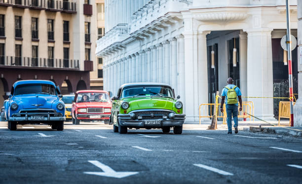 hdr - cubani in strada con buick verde americano e auto classica blu chevrolet a l'avana cuba - serie cuba reportage - chevrolet havana cuba 1950s style foto e immagini stock