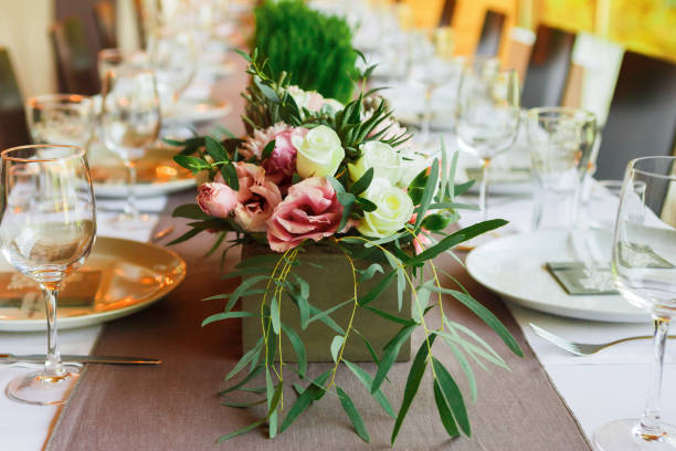 serwowany stół weselny z dekoracjami kwiatowymi - home decorating dining room indoors dining zdjęcia i obrazy z banku zdjęć