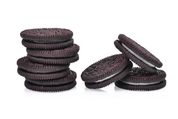 istock sandwich chocolate cookies with cream on white background 846675044