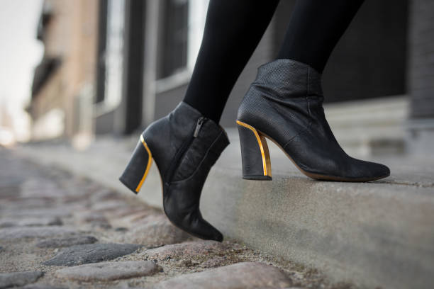 botas de tacón - botas negras altas fotografías e imágenes de stock