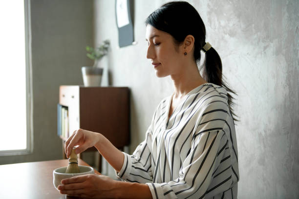mulher fazendo cerimônia japonesa oriental chá verde - tea ceremony - fotografias e filmes do acervo