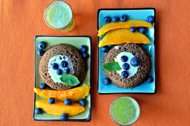 Gingerbread spice bowlcake with topped  mango, blueberries and coconut cream, green melon juice