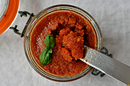 Tomate seco y pesto de almendras - salsa de Pesto rosso photo
