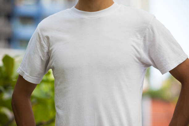 mann mit leeren weißen t-shirt - hong kong billboard asia china stock-fotos und bilder