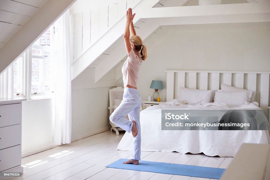 Frau zu Hause starten Morgen mit Yoga-Übungen im Schlafzimmer - Lizenzfrei Morgen Stock-Foto