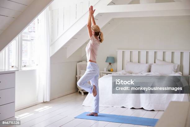 Frau Zu Hause Starten Morgen Mit Yogaübungen Im Schlafzimmer Stockfoto und mehr Bilder von Morgen