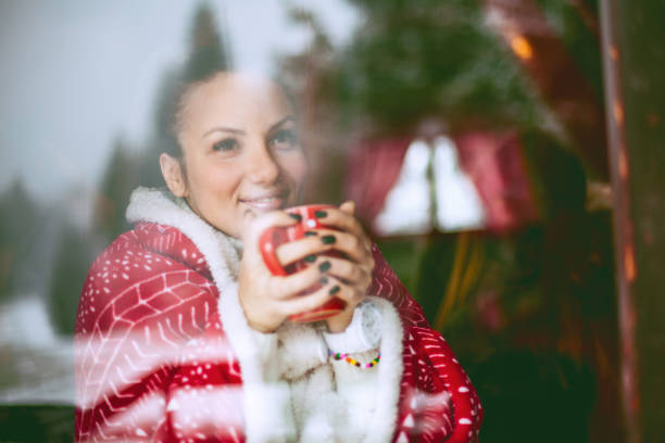 vrouw met een thee op besneeuwde dag - cafe snow stockfoto's en -beelden
