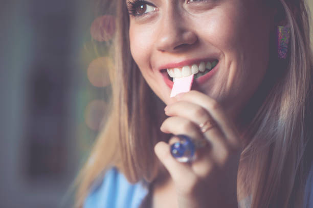 tomar goma de mascar - human mouth human teeth indoors young women fotografías e imágenes de stock