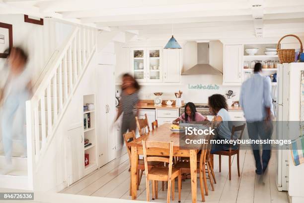 Innere Des Belebten Einfamilienhaus Mit Unscharfen Zahlen Stockfoto und mehr Bilder von Hart arbeiten